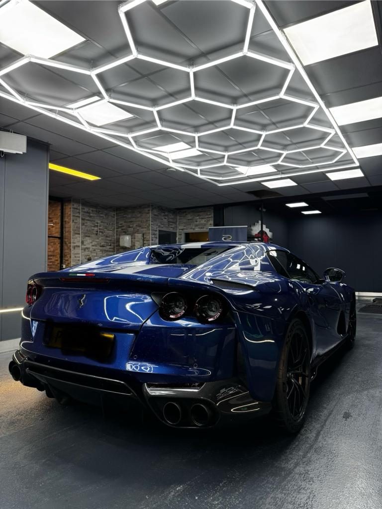 Blauwe BMW M onder de detailing-verlichting