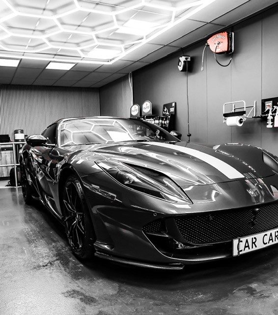 Ferrari in de detailingstudio