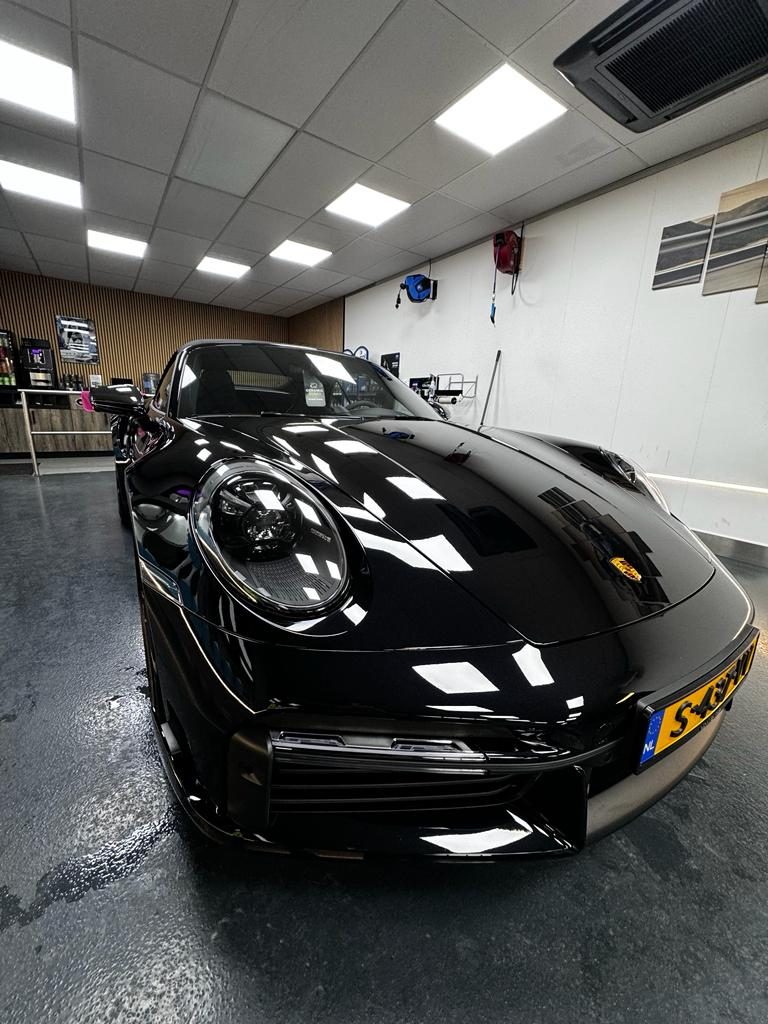 Zwarte Porsche tijdens detailing