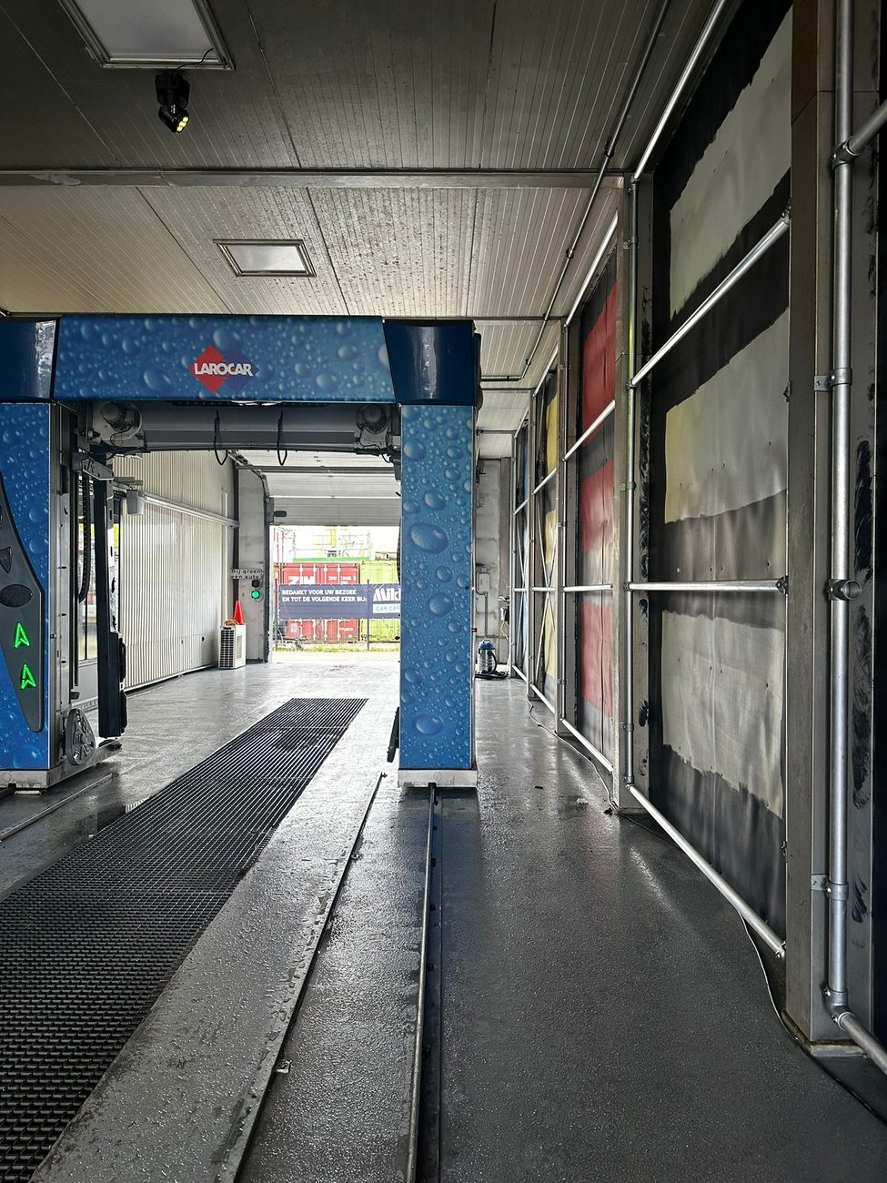 Auto wordt met de hand gewassen in de wasstraat